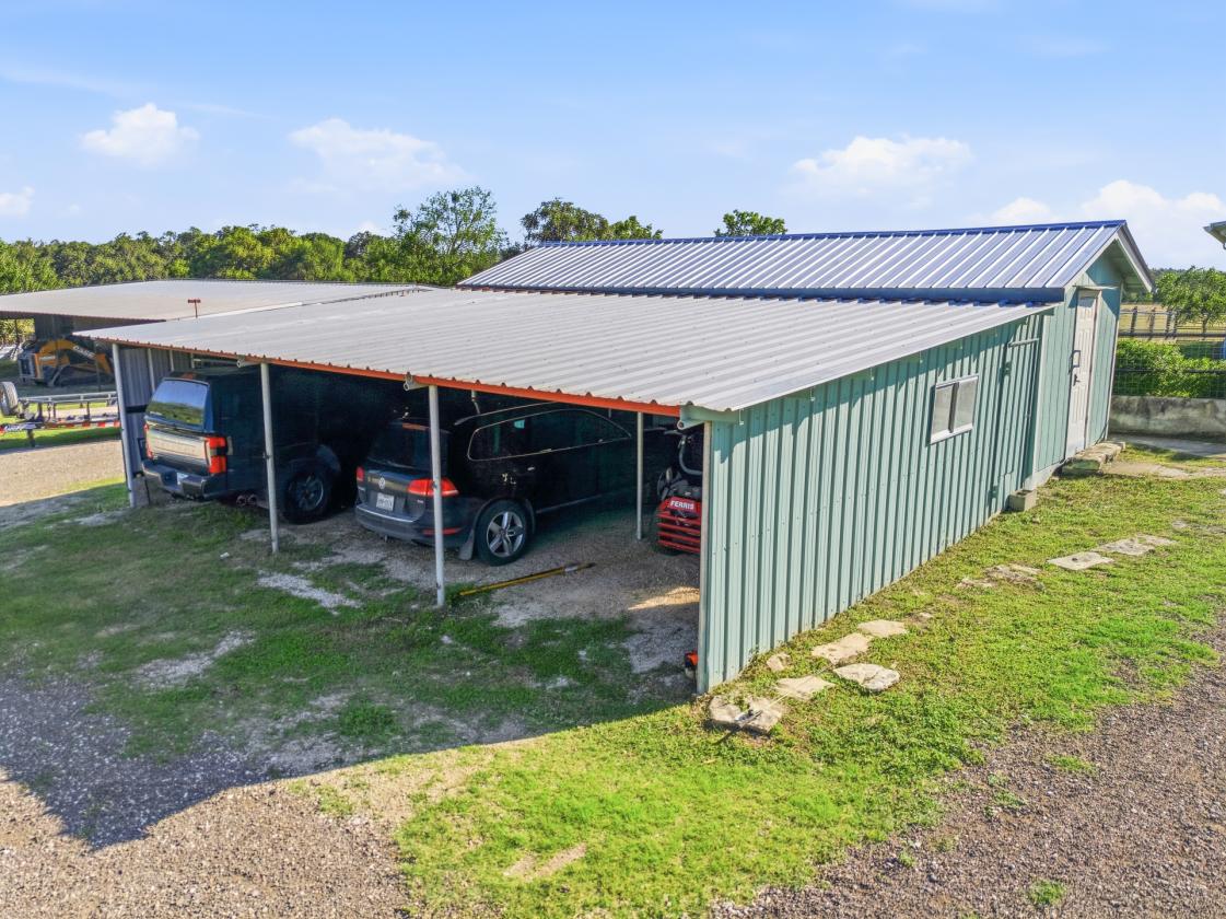 Luxury Hill Country Farmhouse | 10 Acres - photo 24