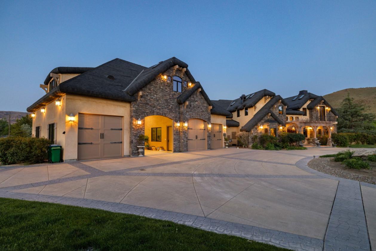 Extraordinary Estate in Pleasant Valley - photo 3