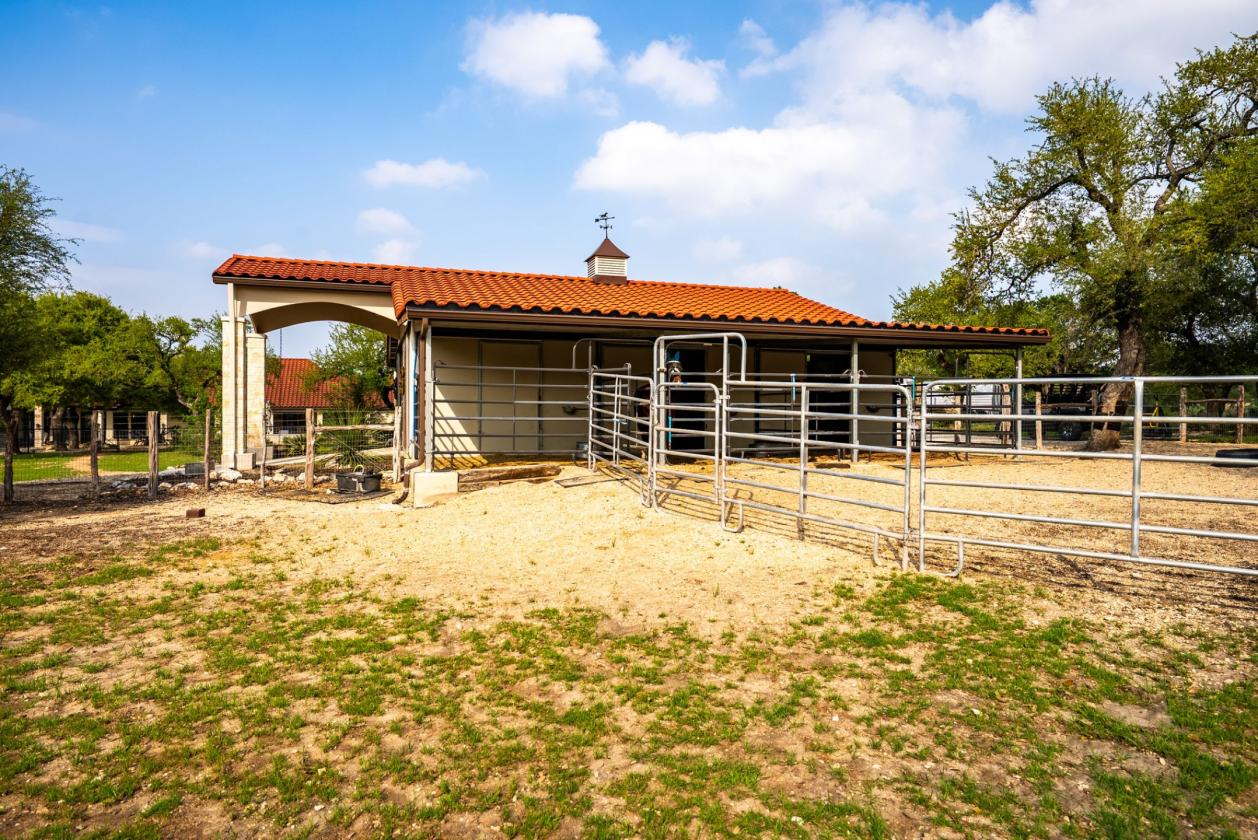 Texas hill country equestrian estate - photo 16