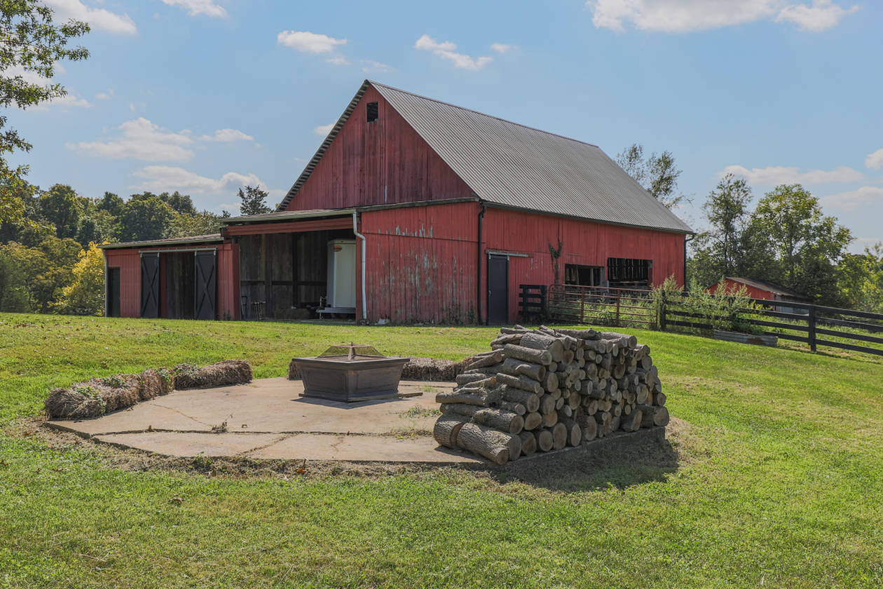 Turn Key Horse Farm on 20 acres in Indiana Floyd County, Indiana