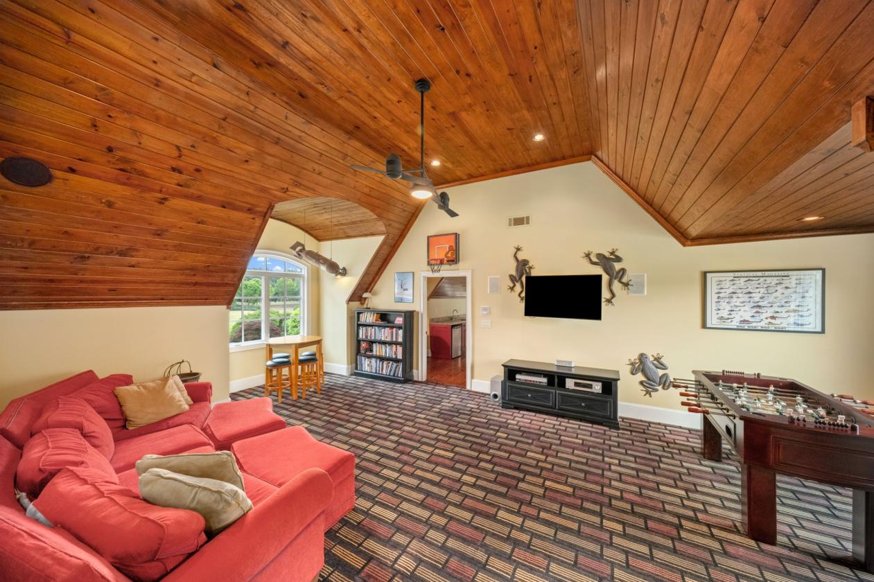 Luxury Estate on 2022 Acres with Helicopter Hangar - photo 20