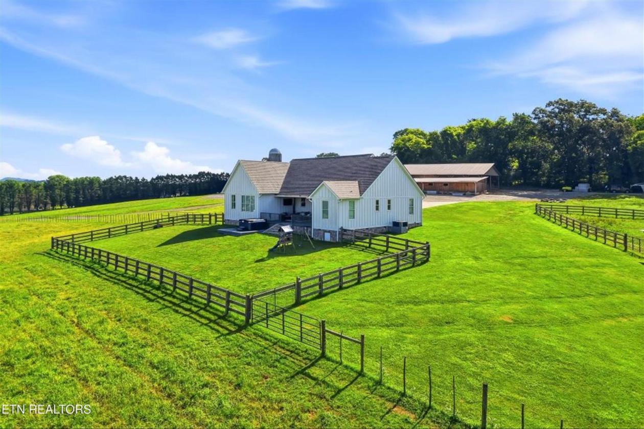 Exceptional horse ranch on 52 acres - photo 14