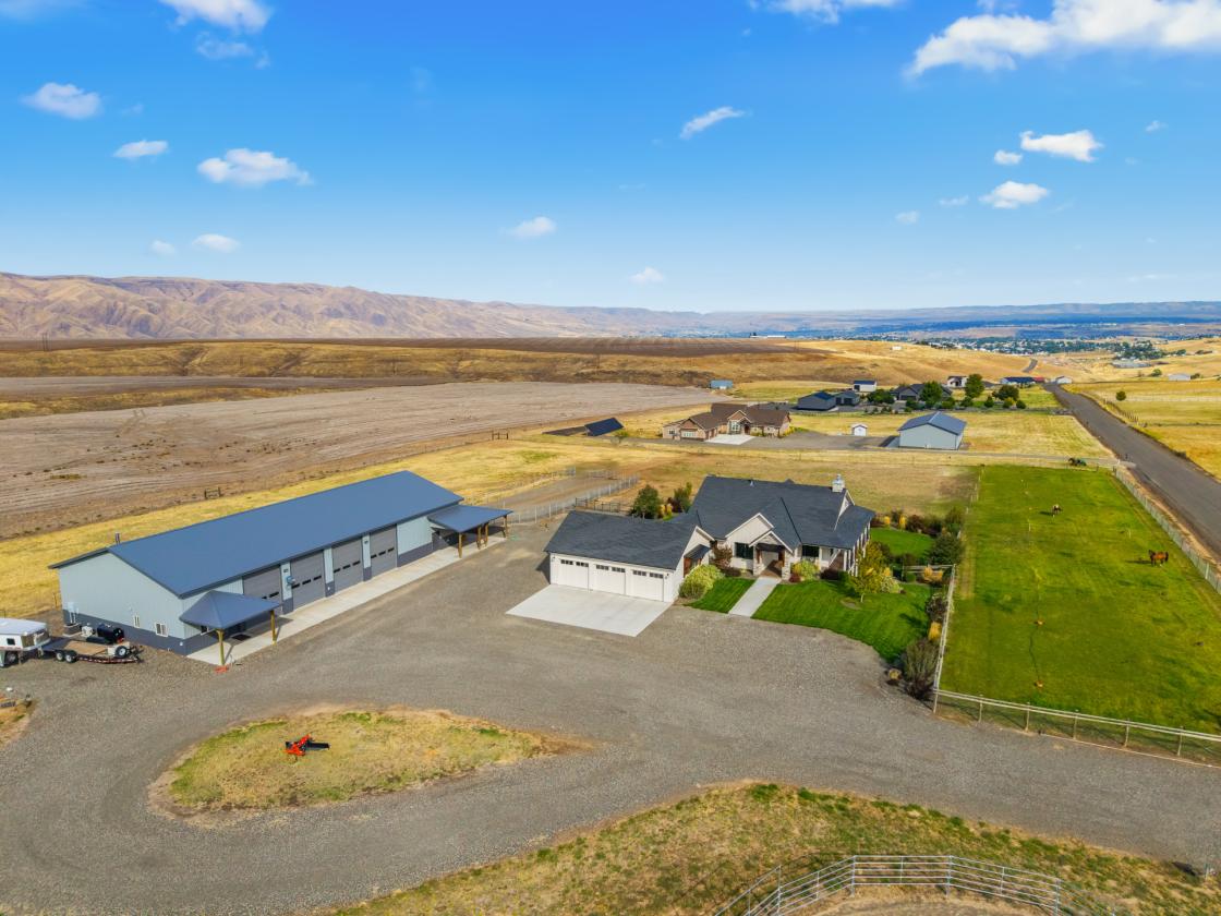 Horse property on 5 acres with 2021 home & barn/shop - photo 3
