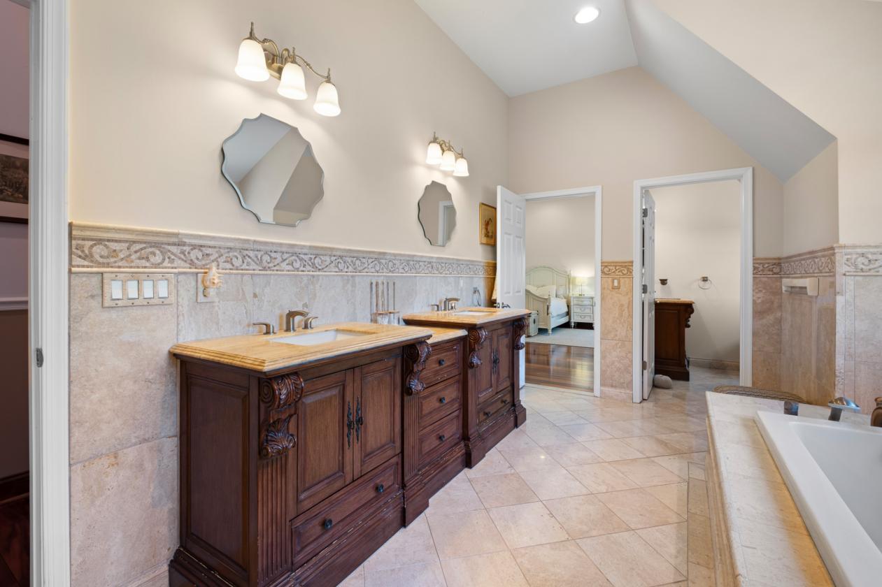 Barn Luxury Reimagined on 4.64 acres - photo 22