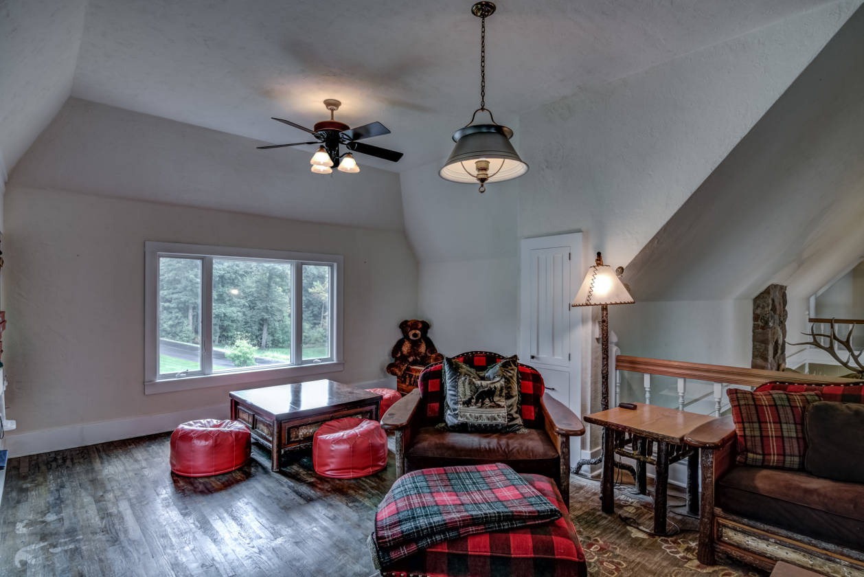 PRICE REDUCED!Luxury, ONEOFAKIND, estate!! 28+ acres on Beautiful