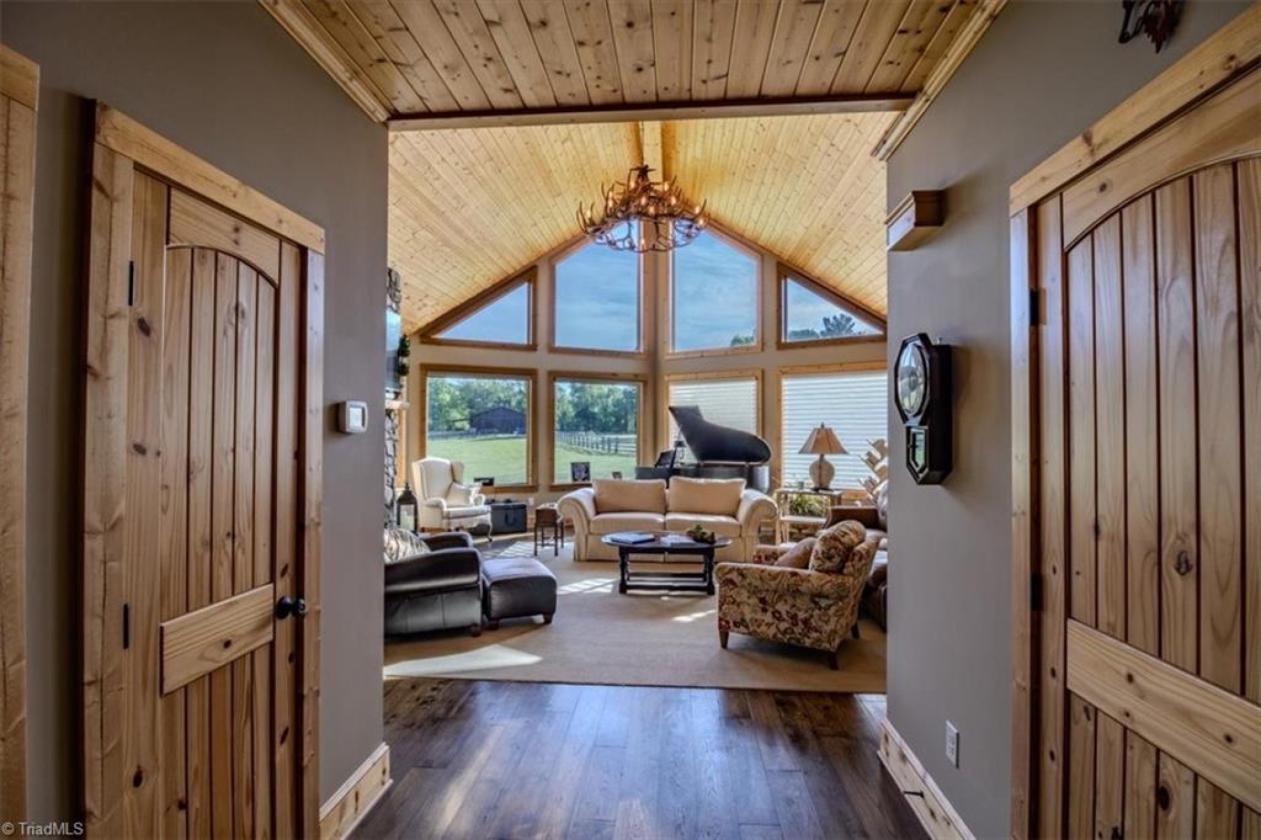 Luxury equestrian farm with custom home - photo 4