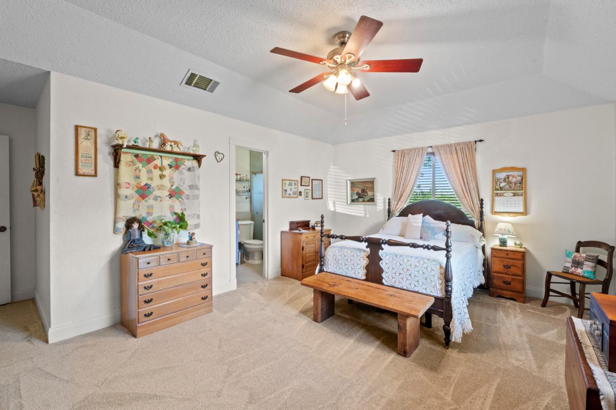 Picturesque mini farm, 8+ acres, pond ++ - photo 15
