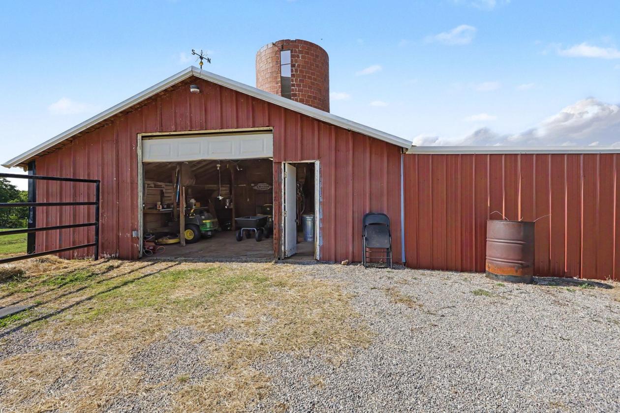 2 Homes 5 Acre Horse Property with Beautiful views - photo 18