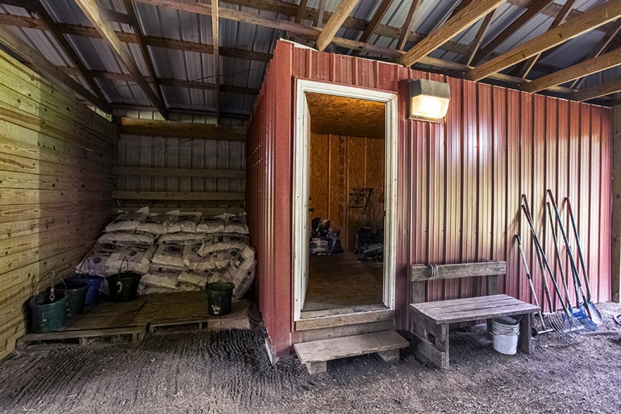 Turnkey Horse Farm on 5 acres with barn - photo 19