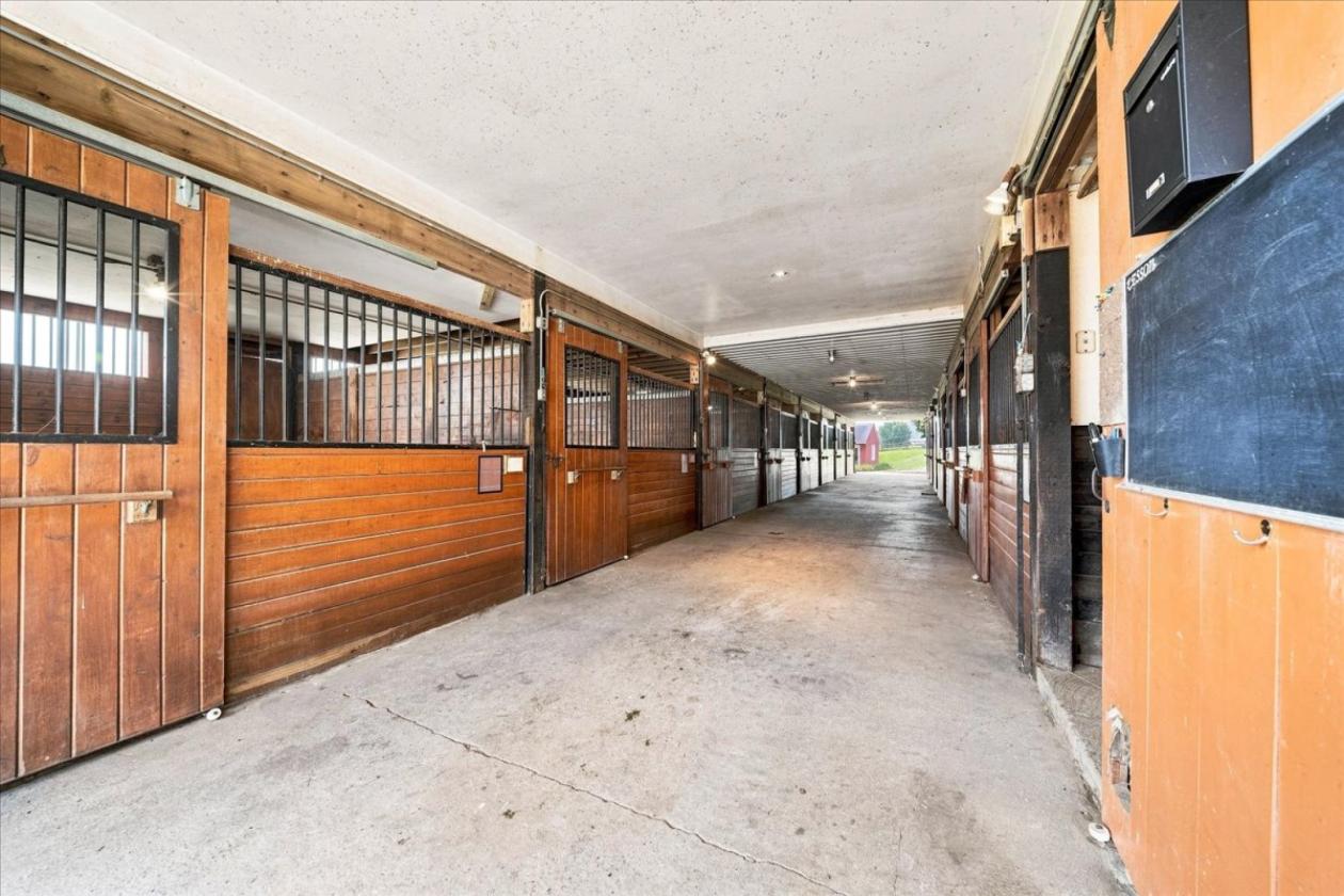 Turnkey 37 Acre Equestrian Estate & Indoor Arena - photo 9