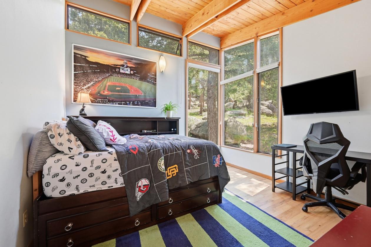 MCM Architecture & Mountain Views! - photo 21