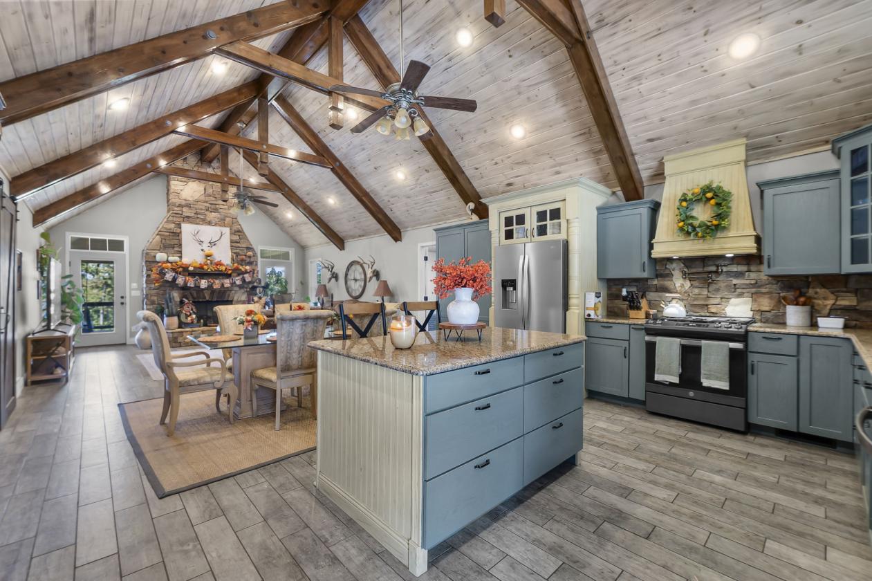 31 Acres, 5-Stall Barn & Luxury Home - photo 22