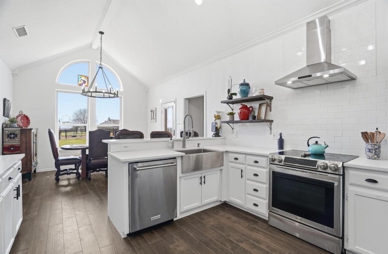 Gorgeous Parker County Ranchette on Nearly 3 acres - photo 10
