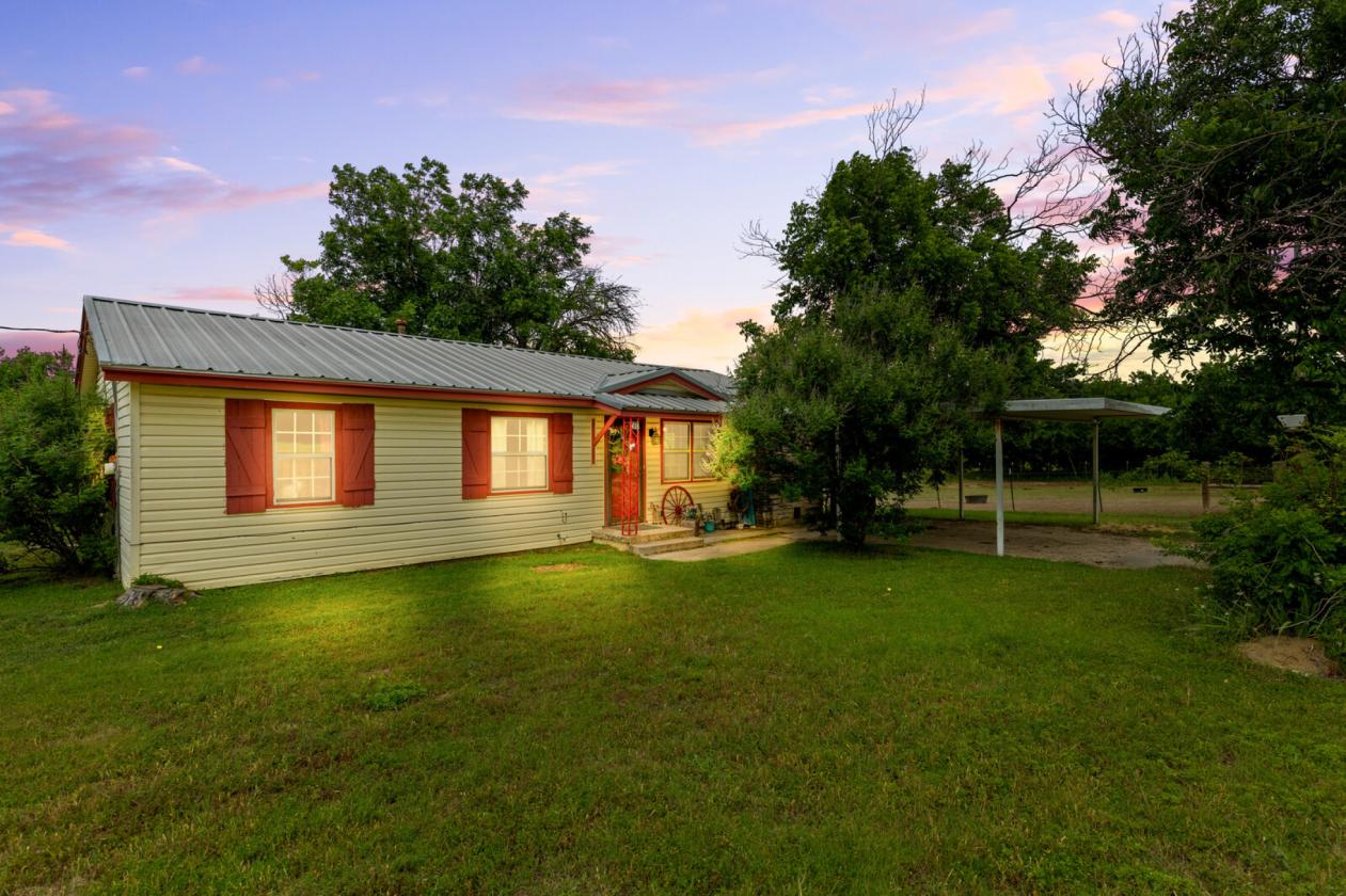Horse property with gorgeous views - photo 3