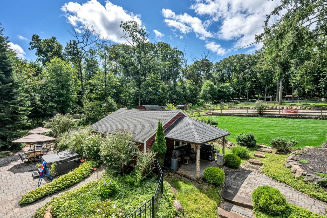 Horse Property on 6.5 acres with 3 stalls - photo 1