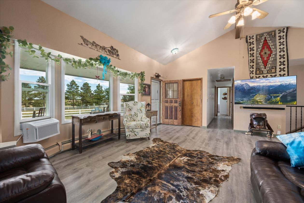 T Lazy J -Roping Arena, 6-Stall Barn & Custom Home - photo 4