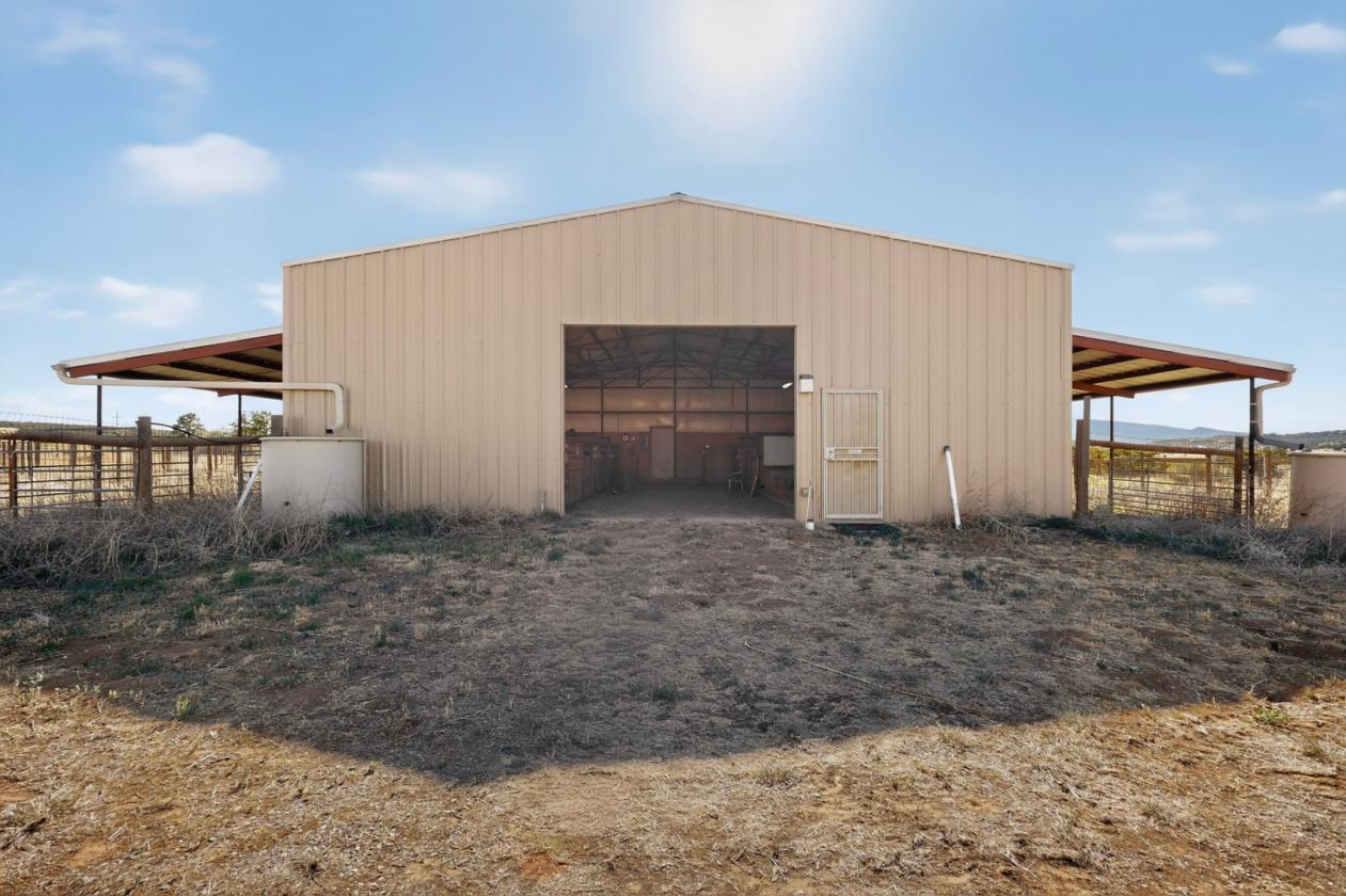 Fabulous, one of a kind horse property - photo 26