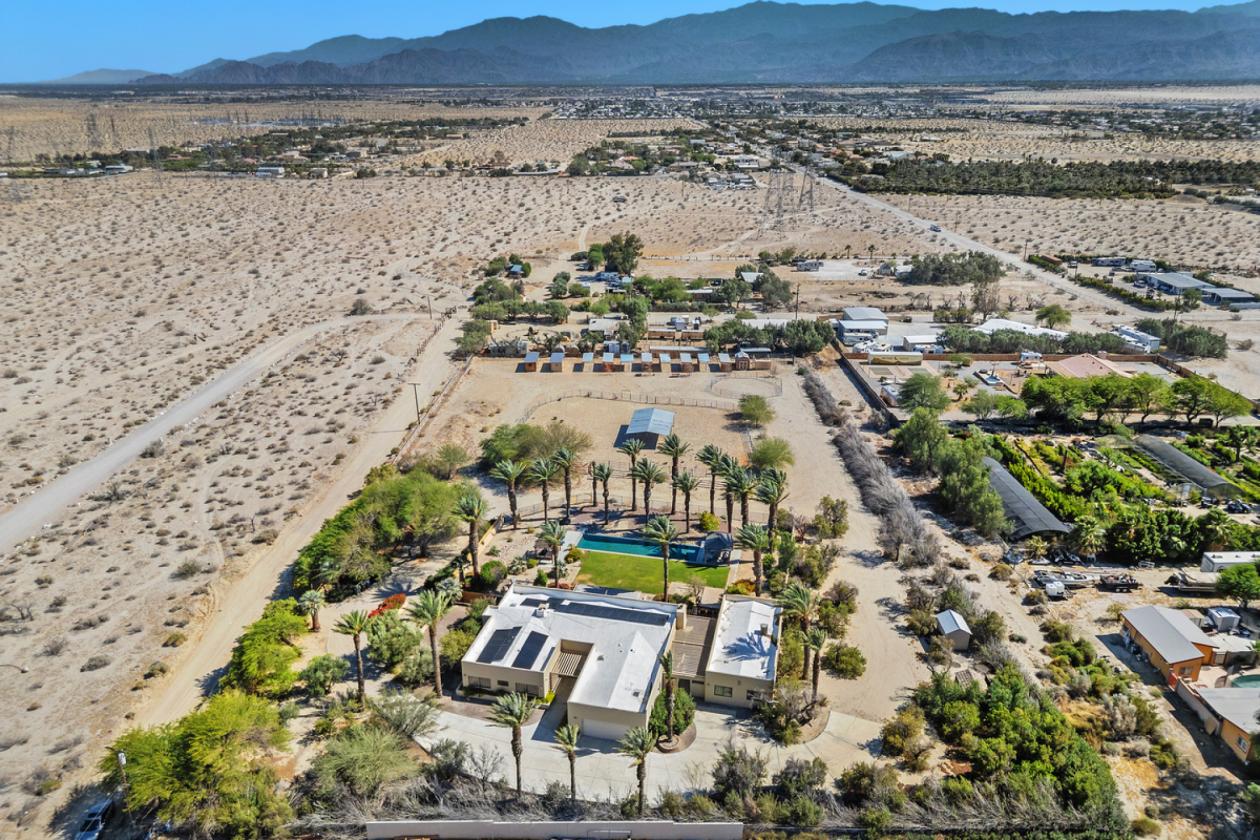Gated Equestrian Estate with Arena & 4-Stalls - photo 3