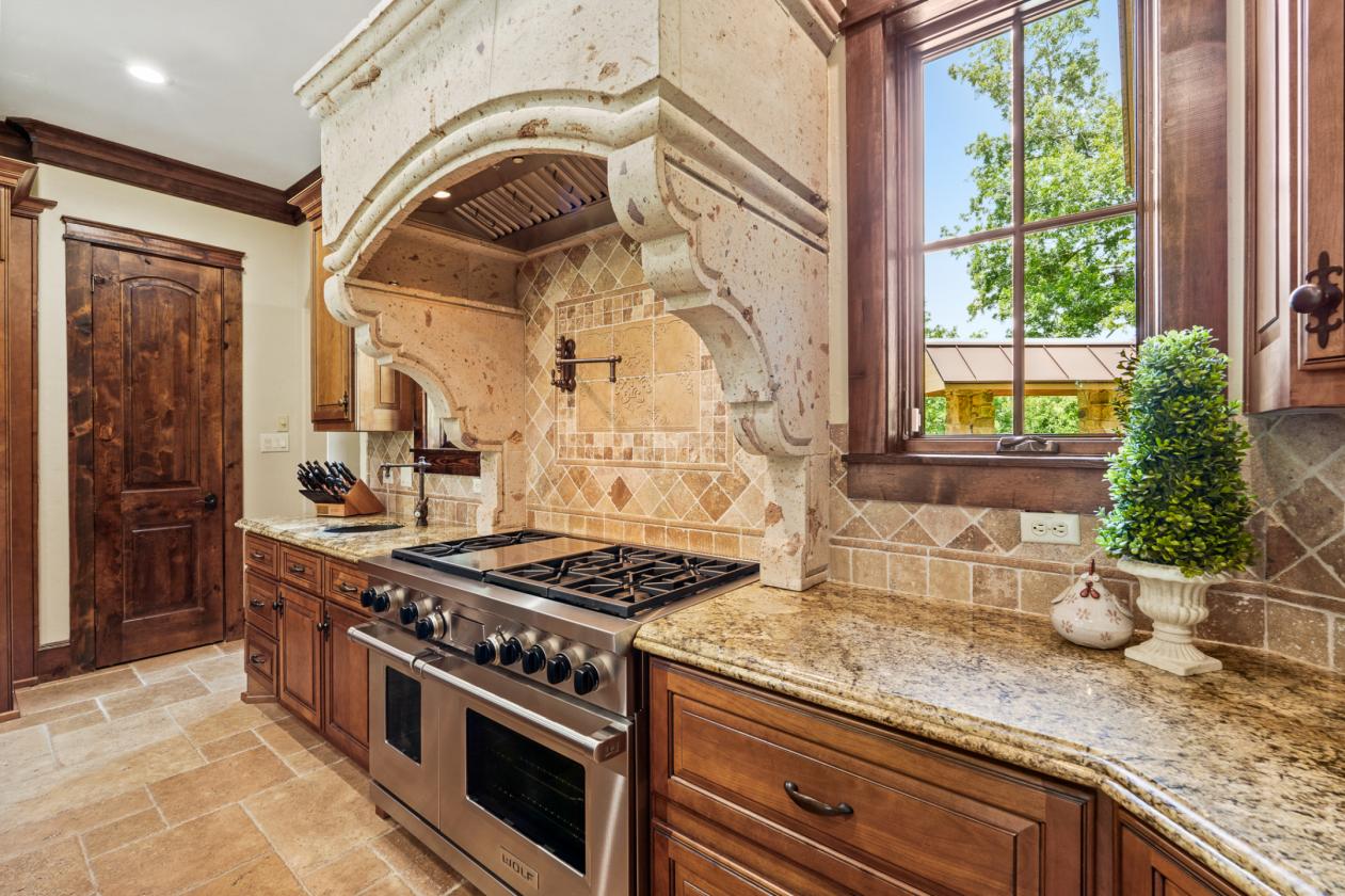 Extraordinary Estate on 7.8 Acres, 6-Stall Barn, & Dressage Arena - photo 15