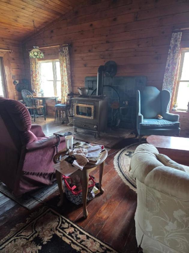 Log Home with 52 acres, barns, spectacular views - photo 22