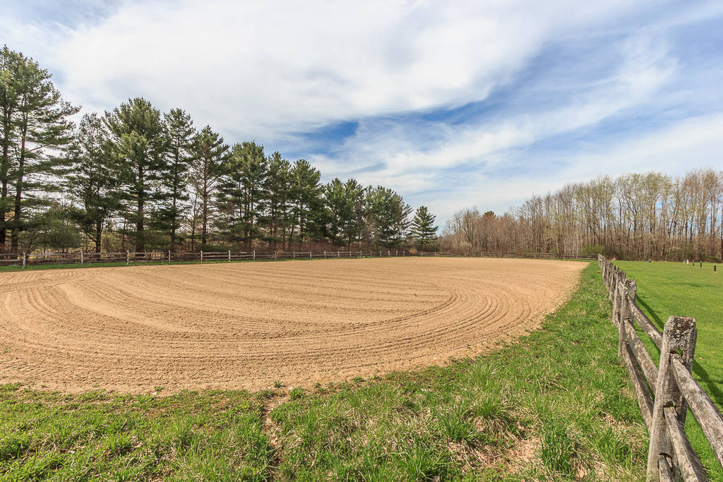 13 Acre Horse Property with large arena, 4 stalls and... Thompson