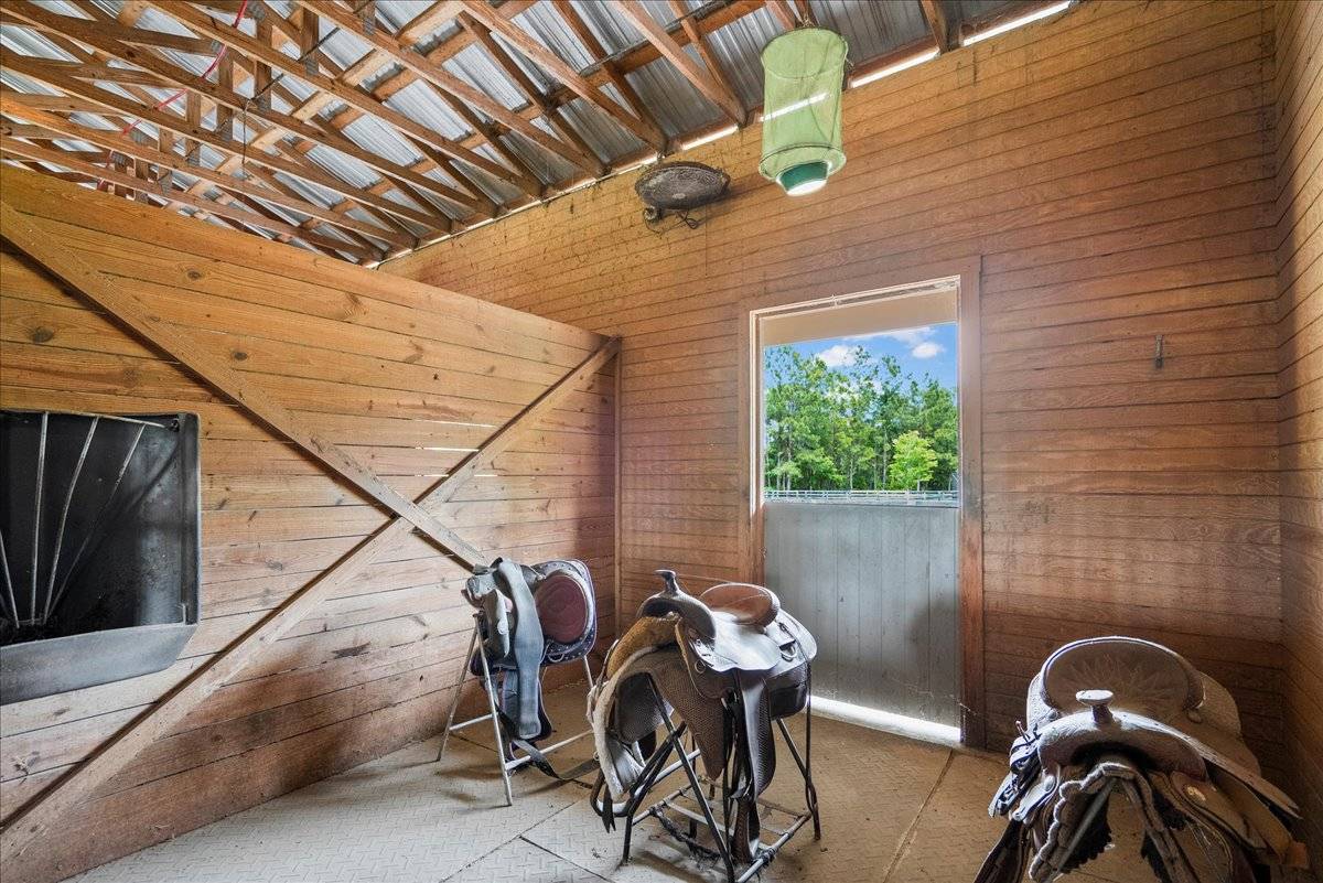 Large Stable with newly built barndominium - photo 13