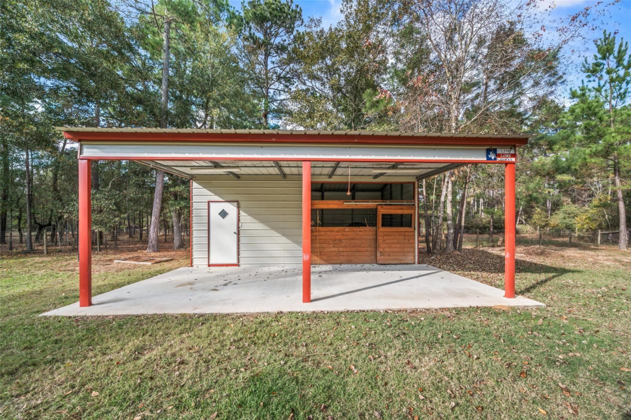 Beautiful country estate on over 4.75 acres - photo 25