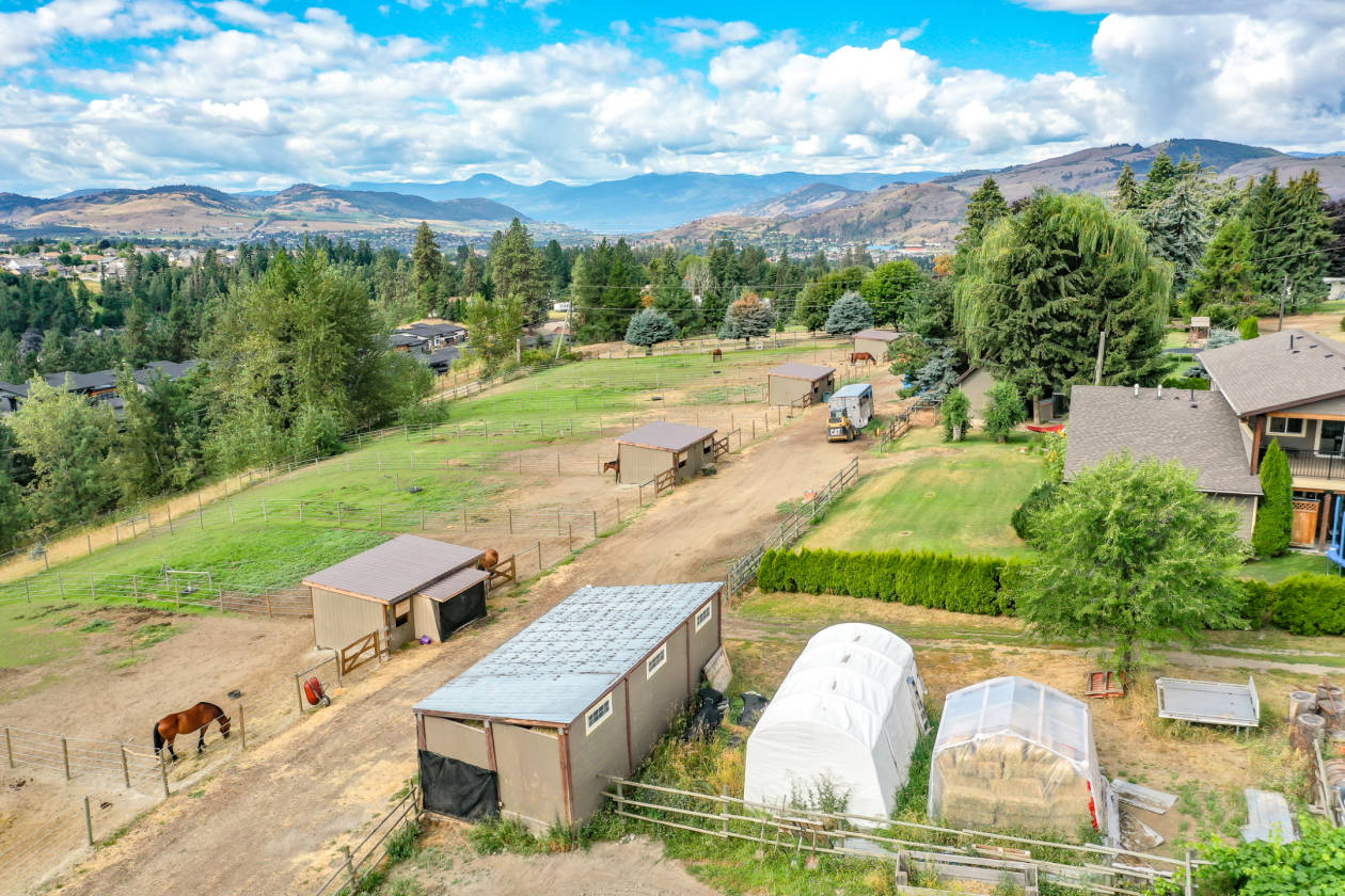 Horse Farm with 2 Homes Vernon, North Okanagan County, British Columbia