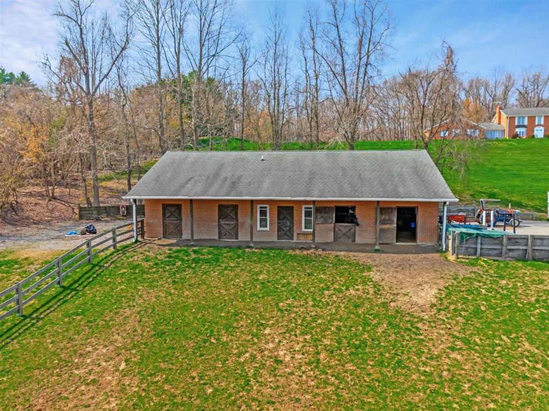 Custom-Crafted Equestrian Estate on 13 Acres - photo 3