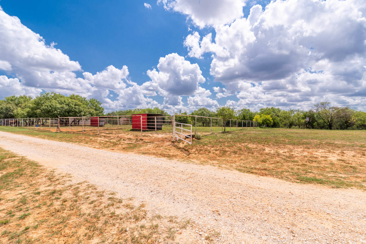25 acre horse property checks ALL the boxes Floresville, Wilson