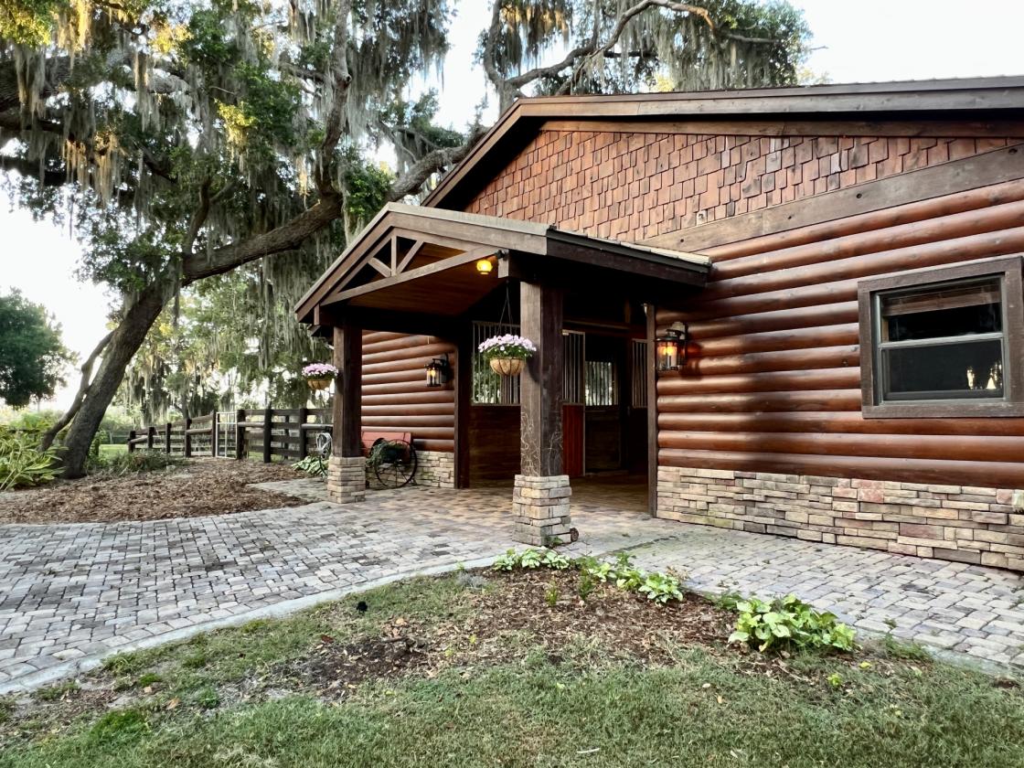Gorgeous Island lot Estate - 5 stalls, 5 garages - photo 6