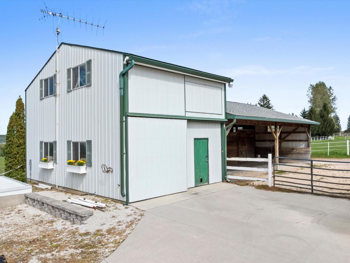 15 Acres Equestrian Living – Barn Arena Round Pen - photo 11