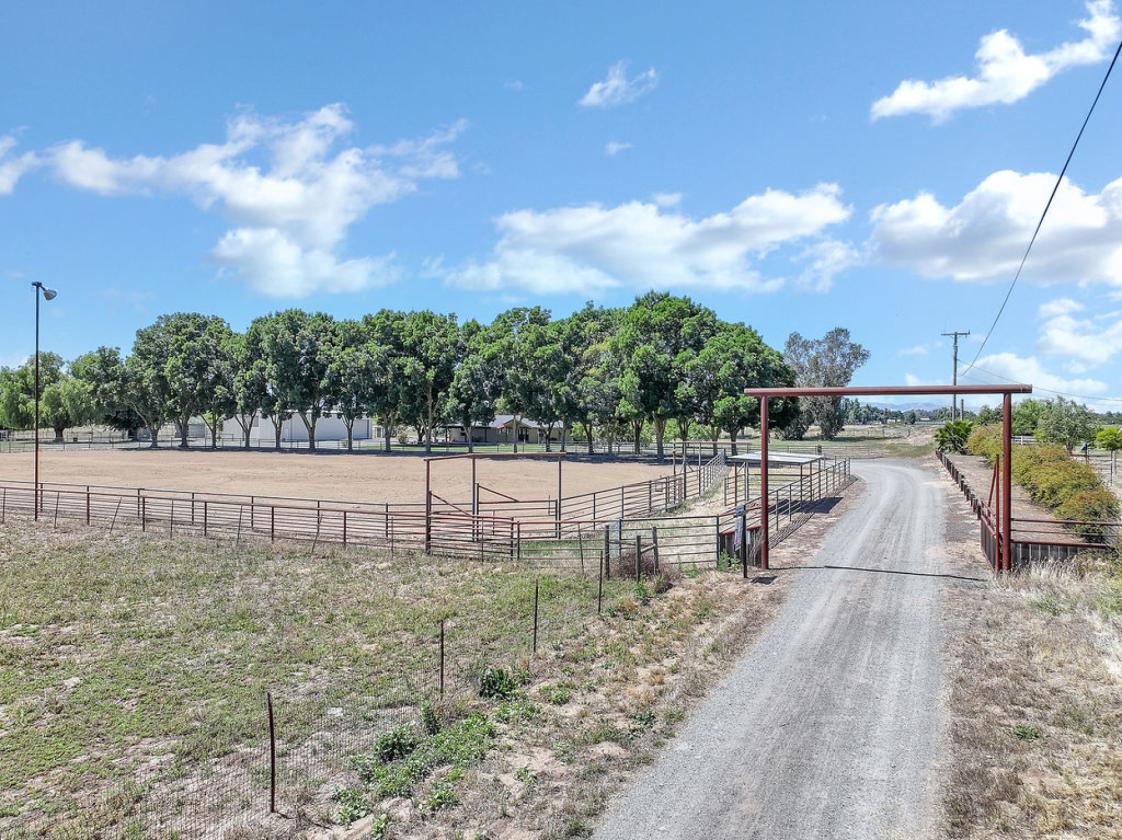 Premier Roping Property | Lighted Arena & Chute - photo 5