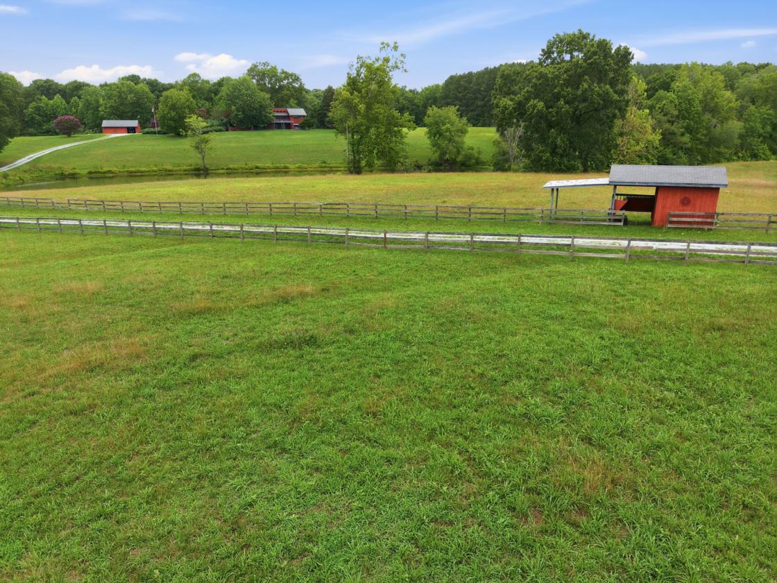 Grand Modern Farmhouse & Barn on almost 30 acres - photo 12