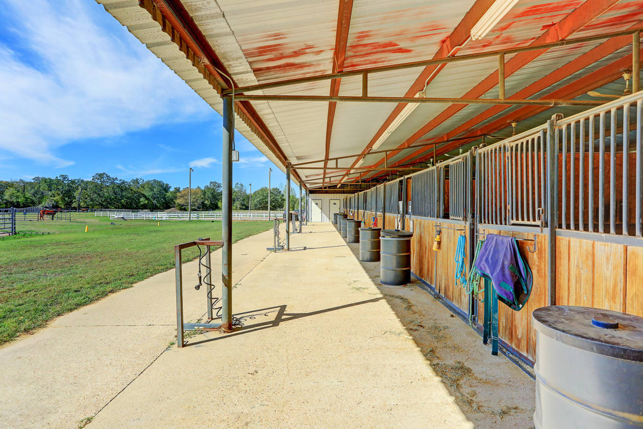 Equestrian Boarding estate, 38 +acres, 21 stall barn in College... College Station, Brazos