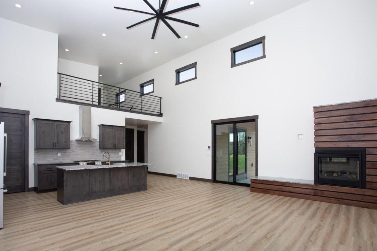 Stunning New Home w/ Mountain Views on 5.2 acres - photo 10