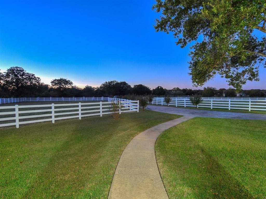 EXCEPTIONAL EQUESTRIAN ESTATE 15 MINUTES TO AUSTIN CITY LIMITS! Buda