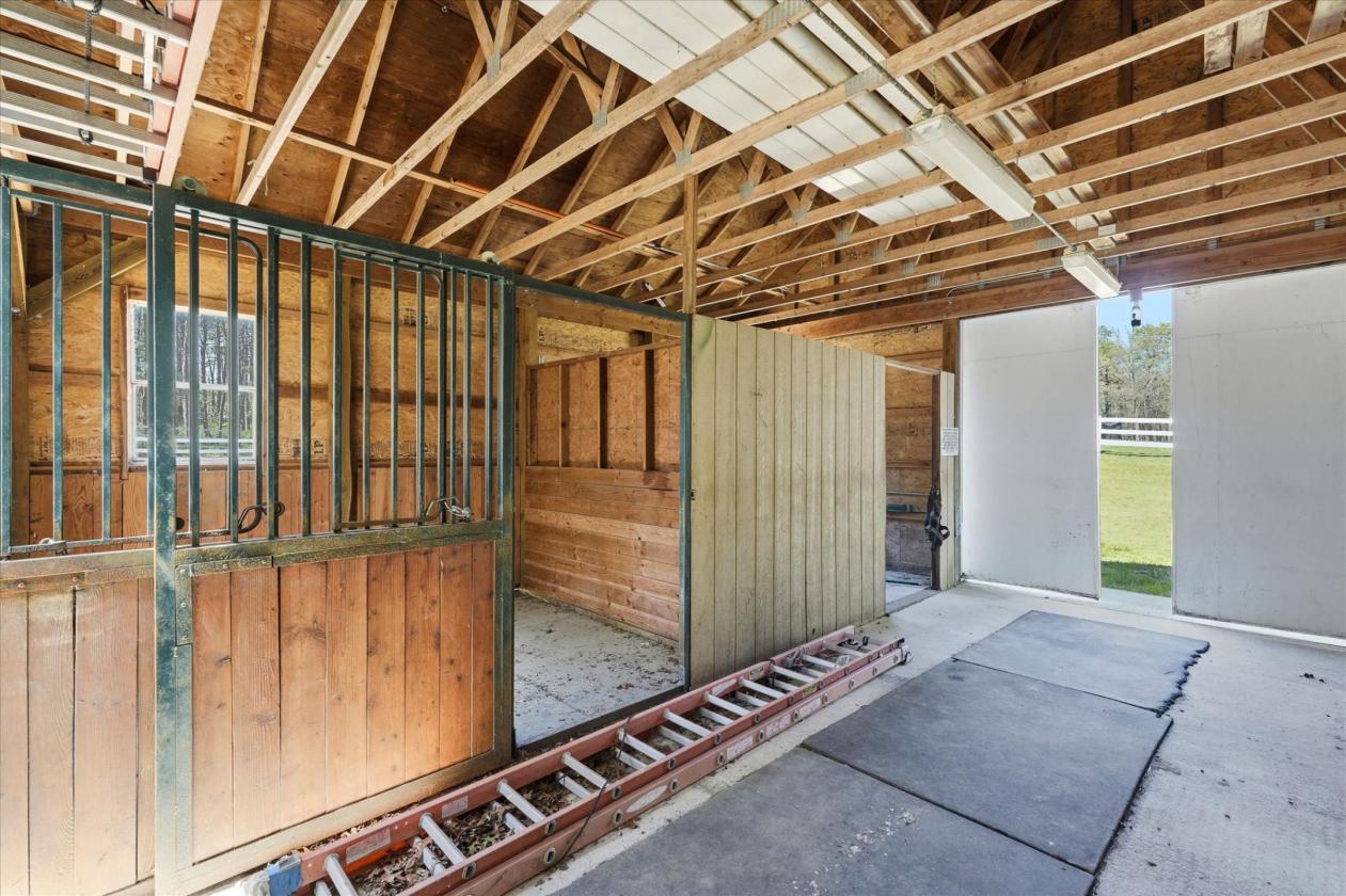 Luxury Farmhouse Residence Equestrian Suitable! - photo 25