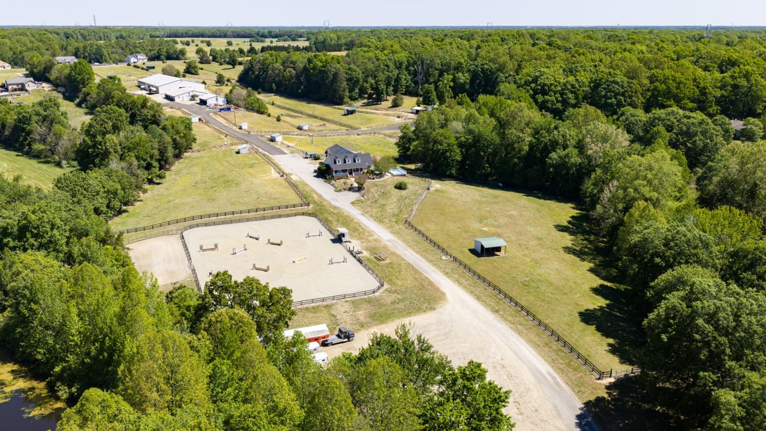 EKG Stables: 36-Acre Turnkey Equestrian Paradise - photo 1