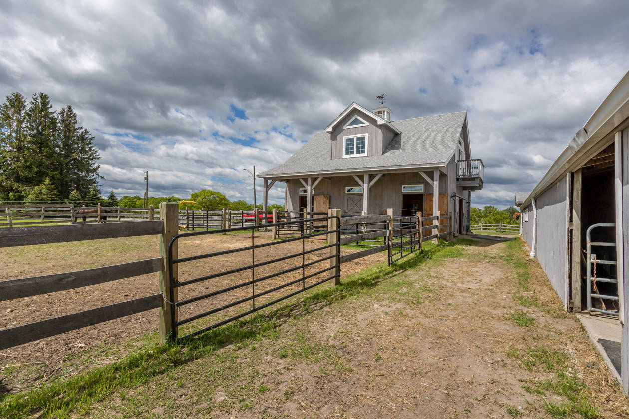 Pie Hill Farm with 6 paddocks, 21 stall barn, 2... Goshen, Litchfield