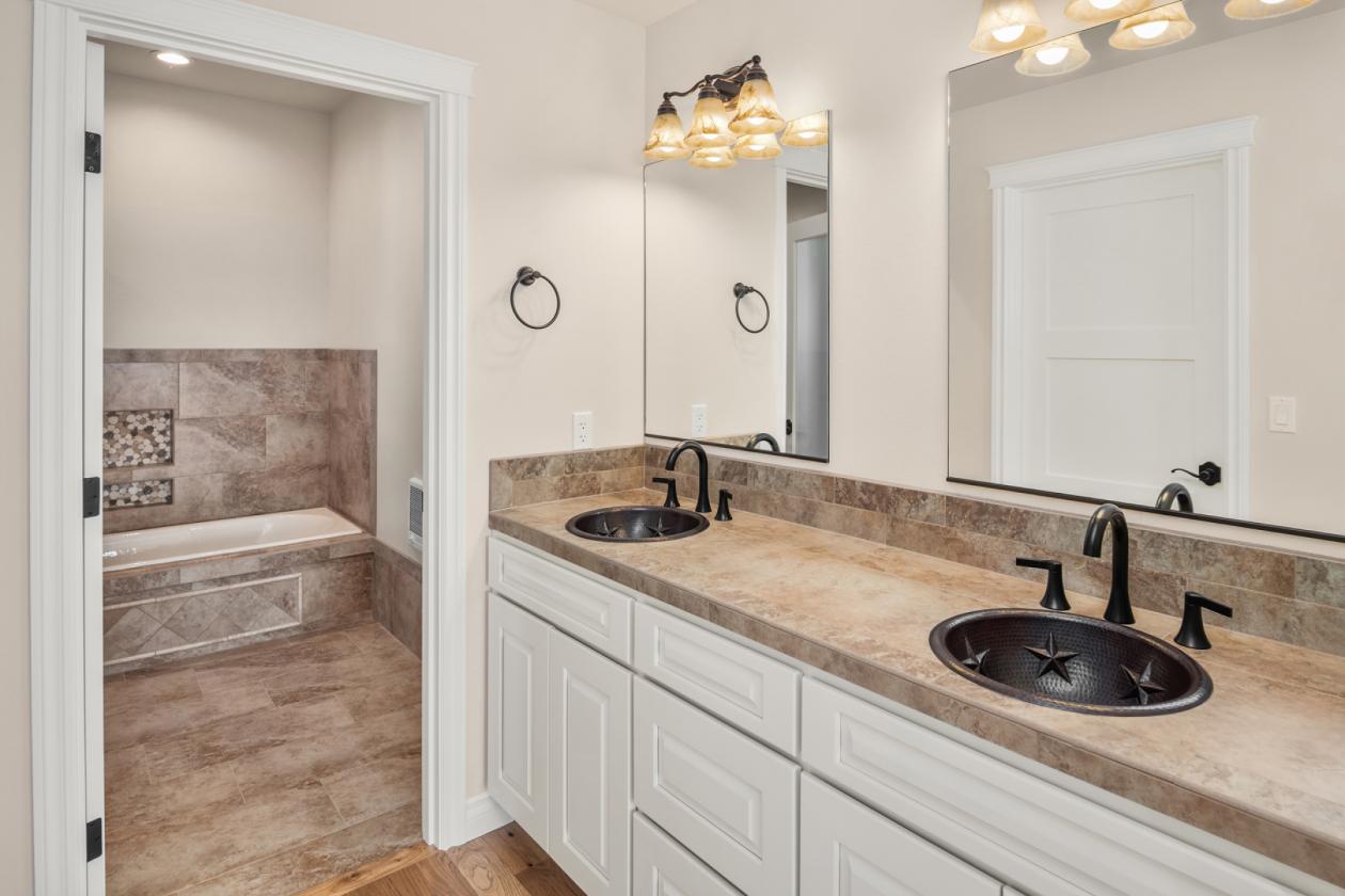 LAKEFRONT EQUESTRIAN ESTATE- TURNKEY, MULTI-USE - photo 14