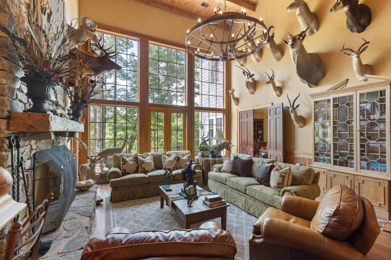 Luxury Equestrian Estate Bordering National Forest - photo 10