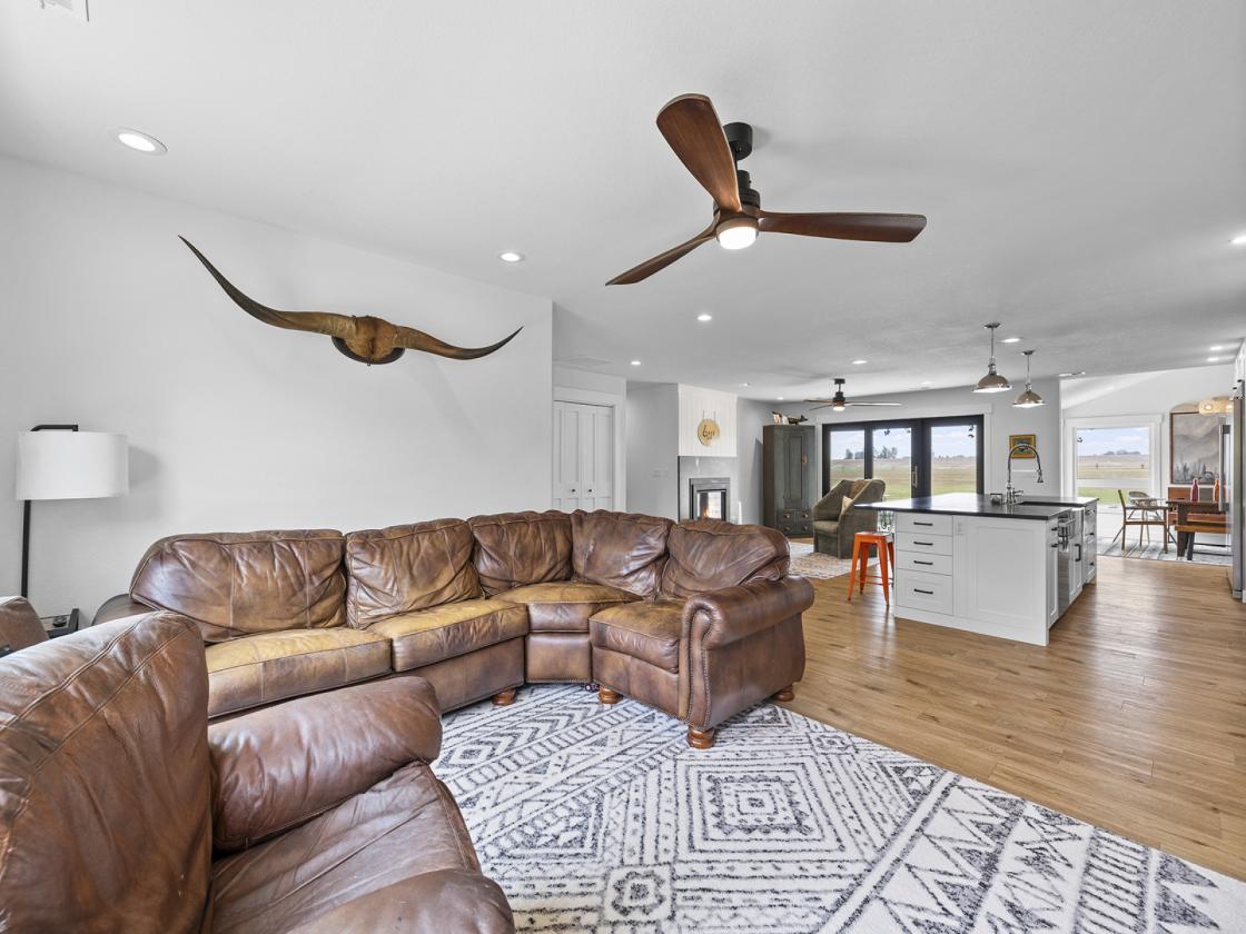 Stunning luxury 40 acre ranch w/water, barn + more - photo 11