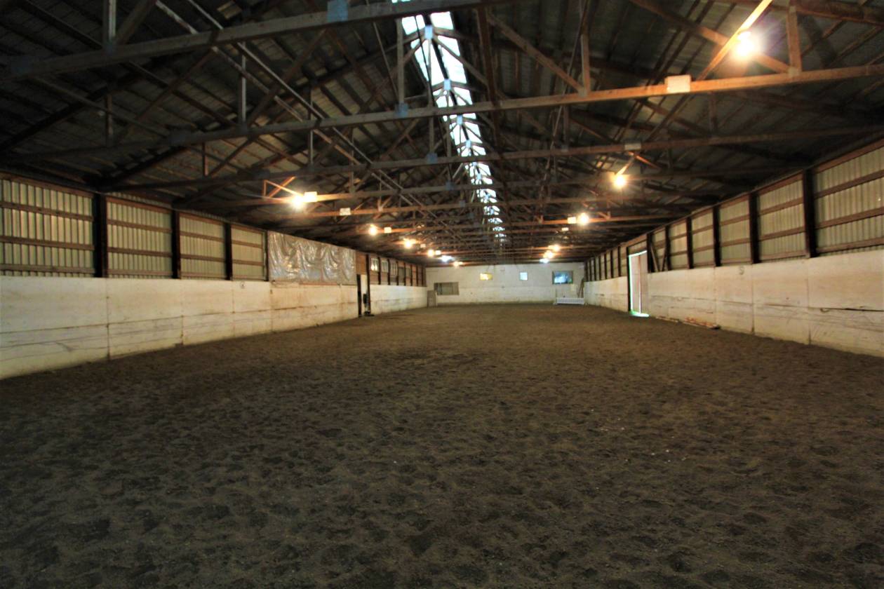 60' X 160' INDOOR RIDING ARENA!!! 24 box stalls, Round... Armstrong