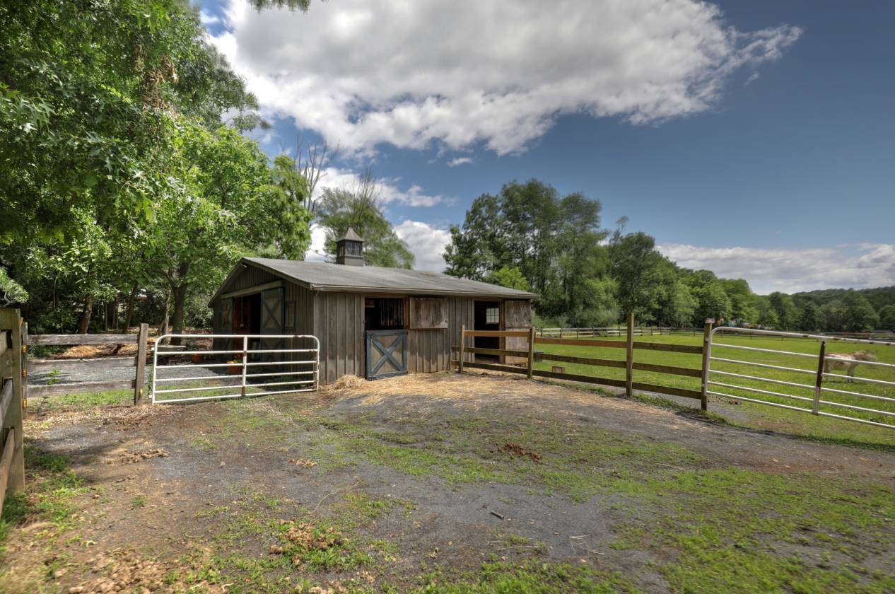 A special setting amongst other equestrian properties.... Franklin