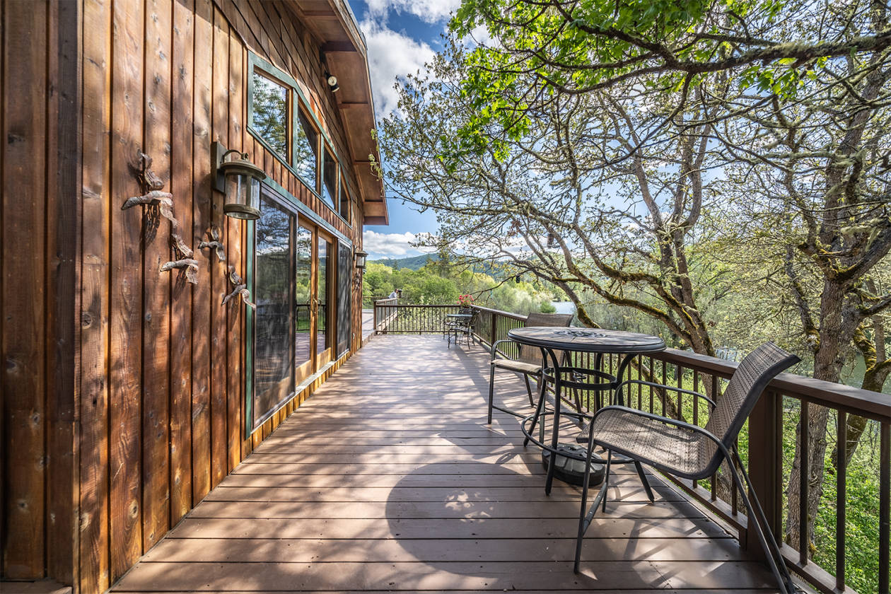 Fabulous Timber Lodge style home w/a barn & round pen... Gold Hill