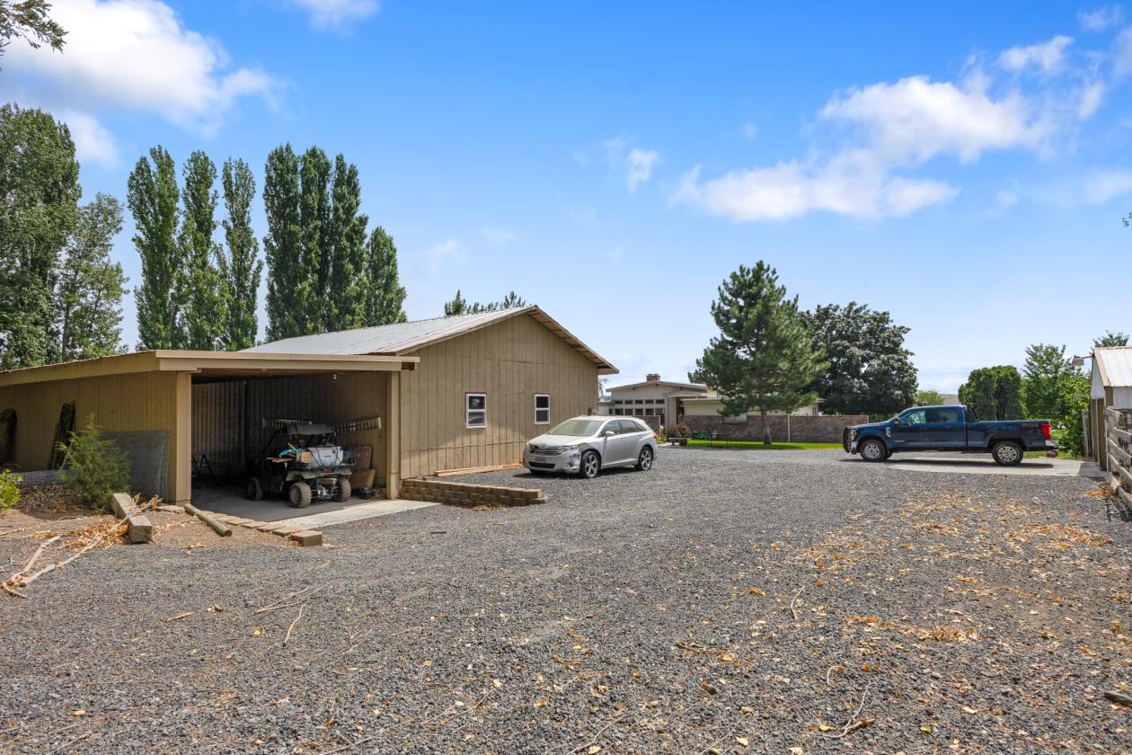 Lakeview Equestrian Estate w/ Shop & Barn - photo 2