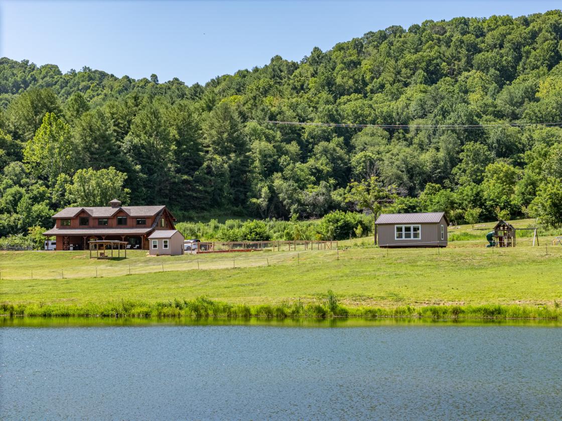 Timber-Frame Estate With Mountain Views - photo 6