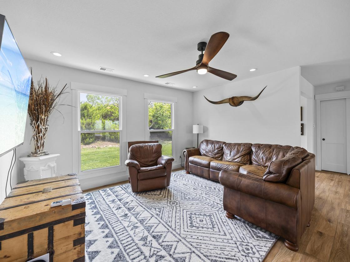 Stunning luxury 40 acre ranch w/water, barn + more - photo 10