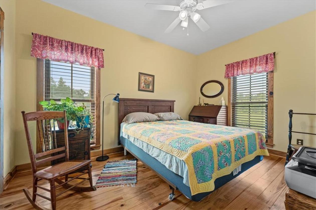 Farmhouse with Southern Hospitality & Open Pastures - photo 10